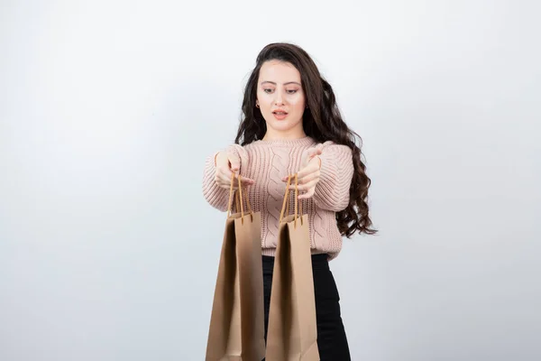 Retrato Hermosa Mujer Suéter Sosteniendo Bolsas Paquetes Con Compras Después —  Fotos de Stock