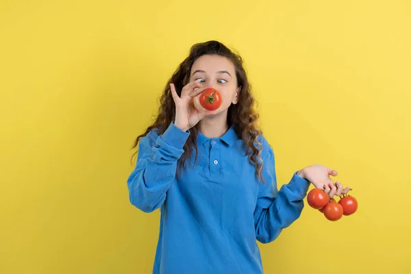 Młoda Nastolatka Niebieskiej Bluzie Pozująca Czerwonymi Pomidorami Wysokiej Jakości Zdjęcie — Zdjęcie stockowe