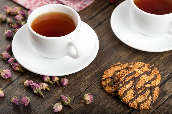 Plaat Van Zoete Taart Met Kokosnoot Hagelslag Koekjes Kopje Thee — Stockfoto