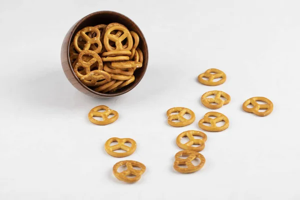 Galletas Bretzels Con Sal Aislada Sobre Fondo Blanco Foto Alta — Foto de Stock