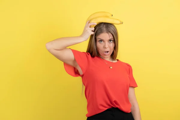 Śmieszna Piękna Młoda Kobieta Pozująca Bananami Żółtej Ścianie Wysokiej Jakości — Zdjęcie stockowe