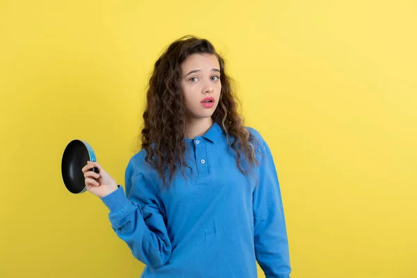 Hermosa Chica Sudadera Azul Sosteniendo Sartén Vacía Sobre Fondo Amarillo — Foto de Stock