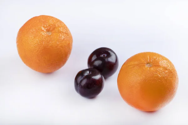 Délicieuse Prune Violette Juteuse Avec Des Oranges Fraîches Sur Fond — Photo