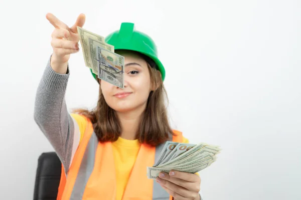 Mujer Trabajadora Chaleco Naranja Casco Verde Sentada Escritorio Foto Alta —  Fotos de Stock