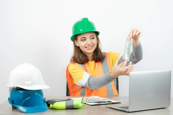 Arbeiterinnen Orangefarbener Weste Und Grünem Helm Sitzen Schreibtisch Hochwertiges Foto — Stockfoto