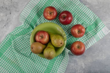 Arka planda kırmızı elmalar olan taze armutlar. Yüksek kalite fotoğraf