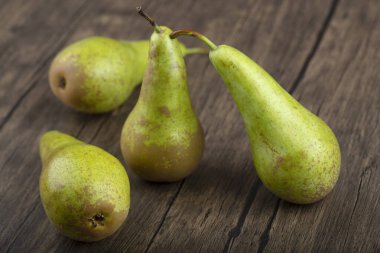 Ahşap zemin üzerinde taze taze taze, lezzetli yeşil armutlar. Yüksek kalite fotoğraf