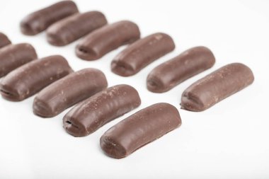 Beyaz arka plana yerleştirilmiş çikolata çubukları. Yüksek kalite fotoğraf