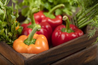 Tahta kutuda su damlaları olan sağlıklı taze sebzeler. Yüksek kalite fotoğraf