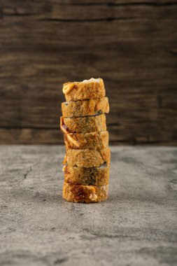 Taş zeminde bir yığın tempura suşi kulesi yuvarlanıyor. Yüksek kalite fotoğraf
