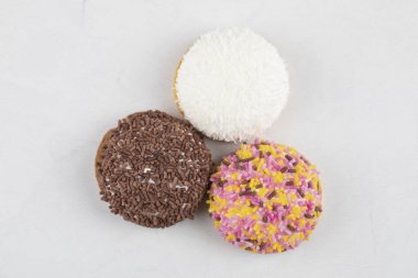 Beyaz arka plana renkli şekerler serpiştirilmiş kurabiyeler. Yüksek kalite fotoğraf