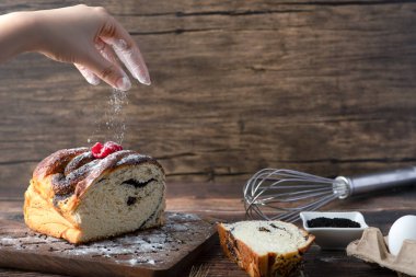 Çiğ beyaz tavuk yumurtasının yanında şekerli kadın eli pudrası. Yüksek kalite fotoğraf.