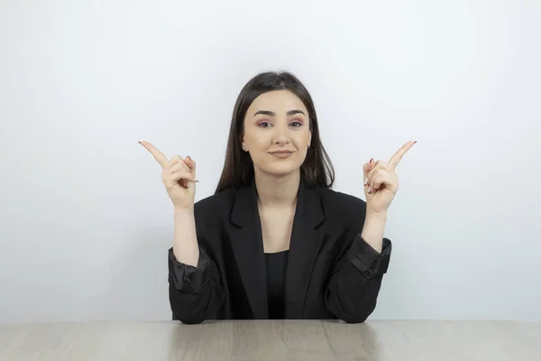 Mujer Negocios Sentada Lugar Trabajo Señalando Hacia Arriba Dedo Índice — Foto de Stock