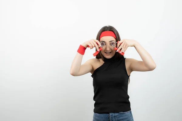 Mujer Atlética Joven Sosteniendo Equipo Ejercicio Sobre Blanco Foto Alta —  Fotos de Stock