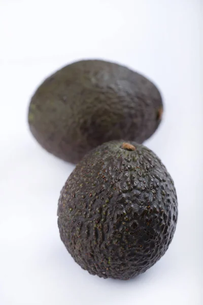 Zwei Reife Gesunde Avocados Isoliert Auf Weißem Hintergrund Hochwertiges Foto — Stockfoto