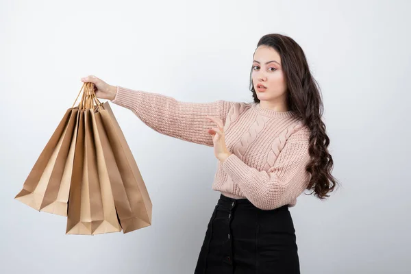 Retrato Hermosa Mujer Suéter Sosteniendo Bolsas Paquetes Con Compras Después —  Fotos de Stock