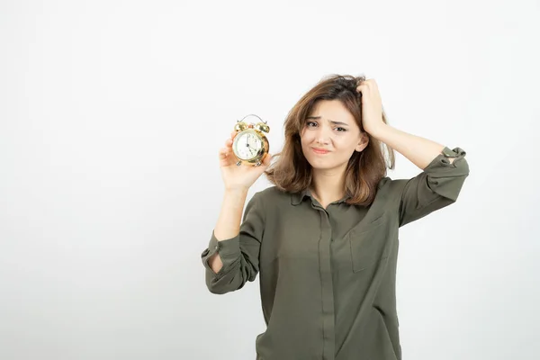 Foto Chica Mañana Sosteniendo Despertador Sobre Pared Blanca Foto Alta —  Fotos de Stock