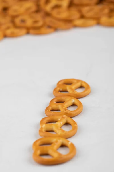 Salato Cracker Pretzel Asciutto Posto Uno Sfondo Bianco Foto Alta — Foto Stock