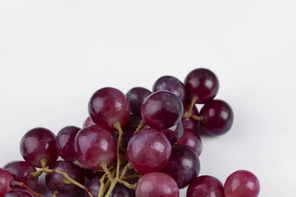 Кластер Свіжого Червоного Винограду Ізольований Білому Тлі Високоякісна Фотографія — стокове фото