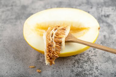 Taş zeminde tohumları olan lezzetli dilimlenmiş tatlı kavun. Yüksek kalite fotoğraf