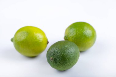 Beyaz arka planda üç tane taze limon var. Yüksek kalite fotoğraf