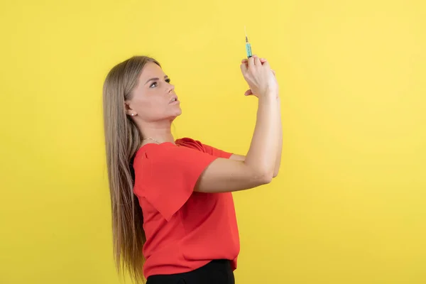 Porträt Einer Attraktiven Jungen Frau Die Eine Spritze Der Hand — Stockfoto