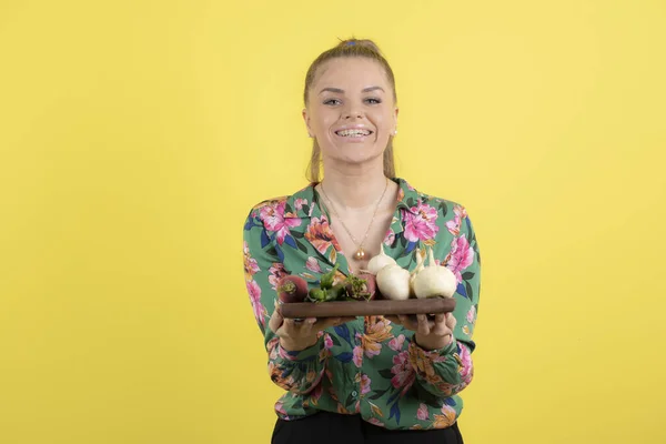 Πορτραίτο Νεαρής Γυναίκας Ξύλινη Σανίδα Φρέσκα Λαχανικά Υψηλής Ποιότητας Φωτογραφία — Φωτογραφία Αρχείου