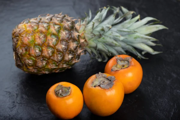 Zralé Persimmon Ovoce Čerstvý Ananas Černém Pozadí Kvalitní Fotografie — Stock fotografie