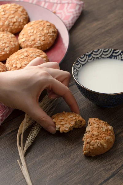 Hand Holding Oatmeal Biscuits Seeds Wooden Background High Quality Photo — Stock Photo, Image