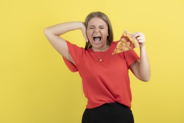 Nefis bir pizzayı elinde tutan çekici bir kadın görüntüsü. Yüksek kalite fotoğraf