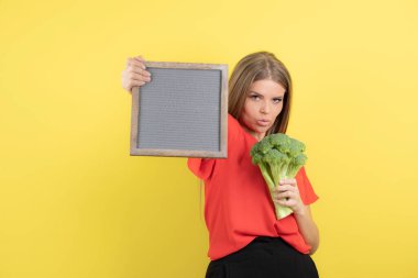 Sağlıklı brokoliyle çerçevesini tutan güzel bir kadın modeli. Yüksek kalite fotoğraf