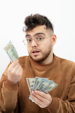 Genç muhasebeci masasında oturmuş paraları sayıyor. Yüksek kalite fotoğraf