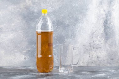 Taş zemine cam bardak yerleştirilmiş bir şişe bira. Yüksek kalite fotoğraf