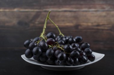 Siyah arka planda beyaz, taze siyah üzümler. Yüksek kalite fotoğraf