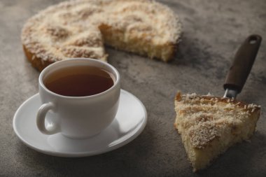 Kek dilimleri ve hindistan cevizi dilimleri bir taş masaya konur. Yüksek kalite fotoğraf