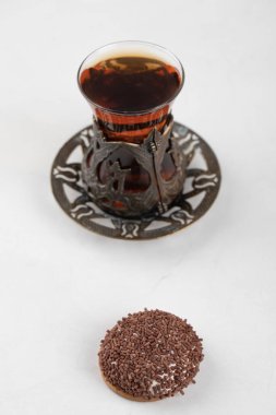 Yuvarlak kurabiye şekerlemeleri ve beyaz arka planda bir bardak çay. Yüksek kalite fotoğraf