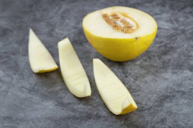 Yarım dilimlenmiş kavun derisi mermer zemin üzerinde. Yüksek kalite fotoğraf