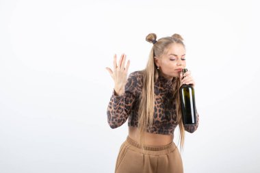 Elinde bir şişe şarap tutan güzel bir kadın resmi. Yüksek kalite fotoğraf