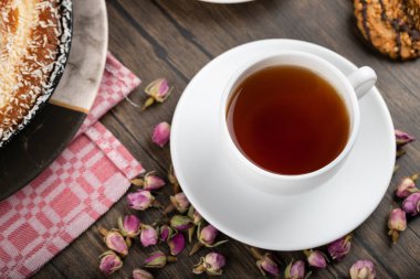 Hindistan cevizli turta, bisküvi ve arka planda bir fincan sıcak çay. Yüksek kalite fotoğraf