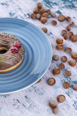 Sağlıklı fındıklı lezzetli çikolatalı donut tabağı. Yüksek kalite fotoğraf