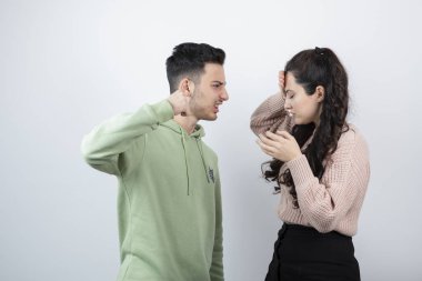 Esmer adam güzel bir kadın mankene el kaldırıyor. Yüksek kalite fotoğraf