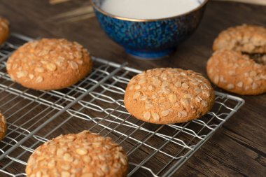 Tahta masaya yerleştirilmiş tohumlu ve tahıllı yulaflı kurabiyeler. Yüksek kalite fotoğraf