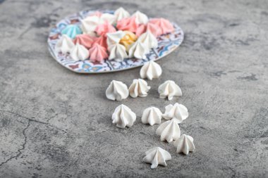 Taş zeminde renkli tatlı kremalı şekerler tabağı. Yüksek kalite fotoğraf