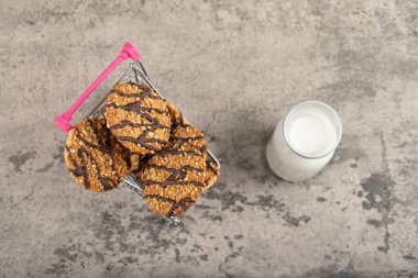 Çikolata kaplı yulaf ezmeli kurabiyeler ve cam sürahi. Yüksek kalite fotoğraf