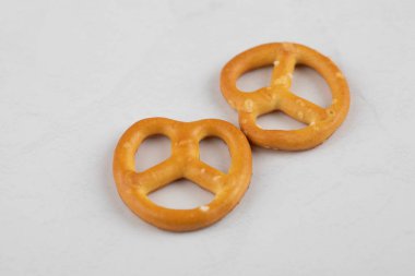 Beyaz arka plana tuzlu krakerler yerleştirilmiş. Yüksek kalite fotoğraf