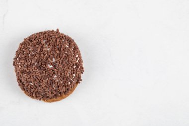 Beyaz arka plana serpiştirilmiş çikolatalı kurabiye. Yüksek kalite fotoğraf