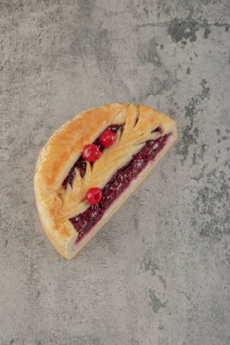 Taş zeminde böğürtlen şurubuyla dilimlenmiş tatlı peynirli kek. Yüksek kalite fotoğraf