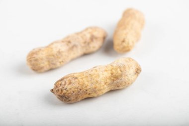 Kabuklu organik fıstıklar beyaz arka planda izole edilmiş. Yüksek kalite fotoğraf