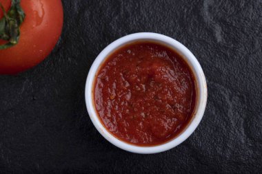 Siyah arkaplana soslu kırmızı taze domates. Yüksek kalite fotoğraf