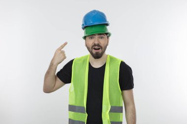 Beyaz üzerine iki şapka takan erkek sakallı mühendis. Yüksek kalite fotoğraf